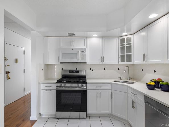 7111 Sutton Place 3, Fresh Meadows NY 11365