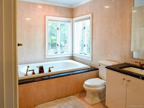 4 Willow Lane, Hewlett Harbor NY 11557
