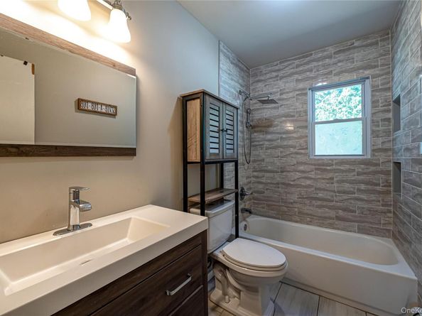 16 Adams Place, West Islip NY 11795