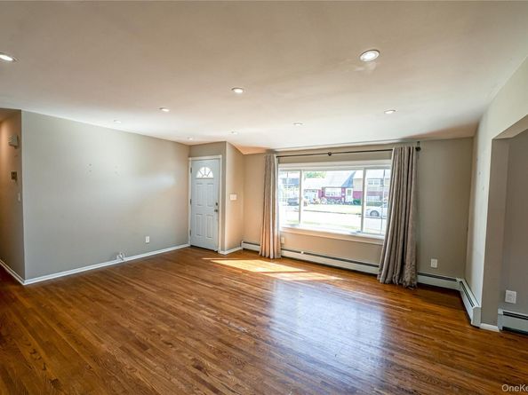 16 Adams Place, West Islip NY 11795