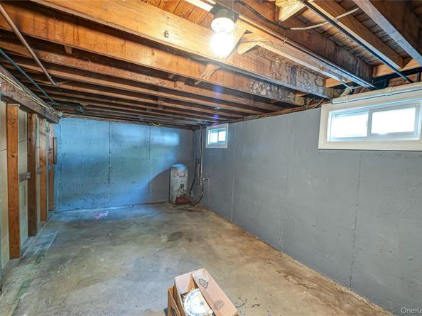 16 Adams Place, West Islip NY 11795