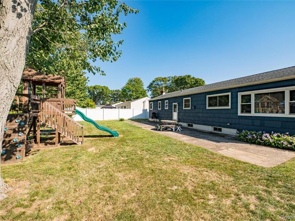 16 Adams Place, West Islip NY 11795