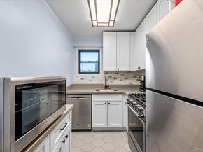 579 West 215 Street 2F, New York (Manhattan) NY 10034