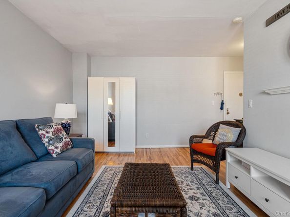 16 Main 3C, East Rockaway NY 11518