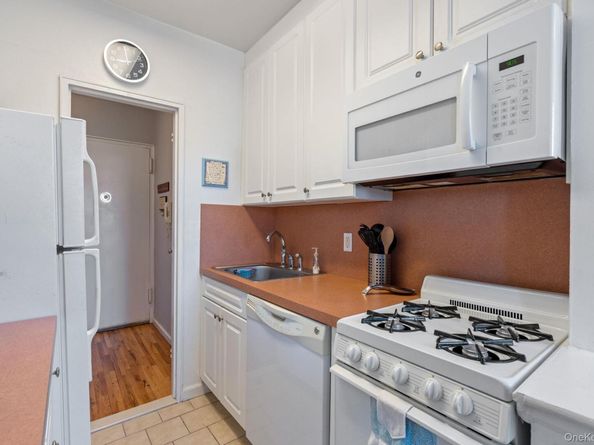 16 Main 3C, East Rockaway NY 11518