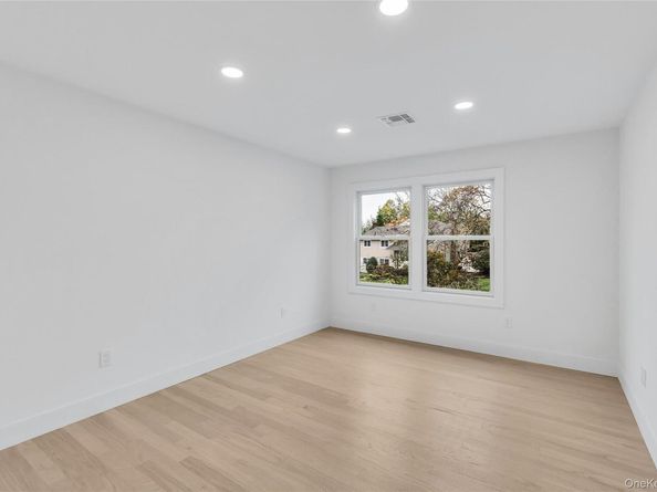 10 Beth Lane, Plainview NY 11803