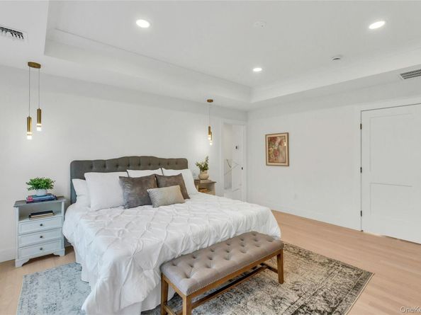 10 Beth Lane, Plainview NY 11803