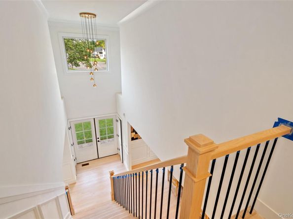 10 Beth Lane, Plainview NY 11803
