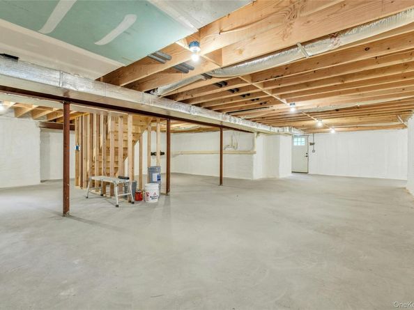 10 Beth Lane, Plainview NY 11803