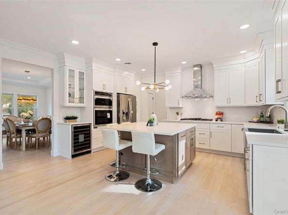 10 Beth Lane, Plainview NY 11803