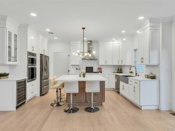 10 Beth Lane, Plainview NY 11803