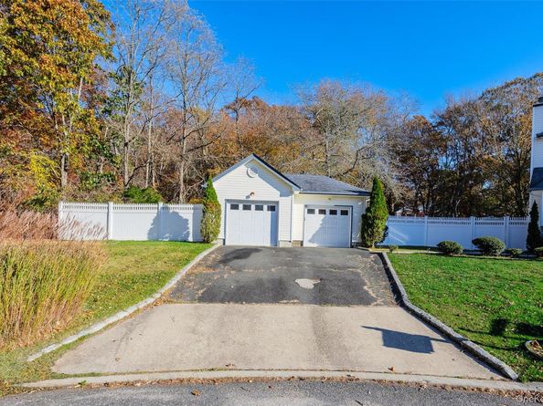 20 Tulip Court, Moriches NY 11955