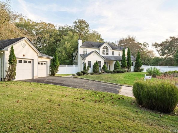 20 Tulip Court, Moriches NY 11955