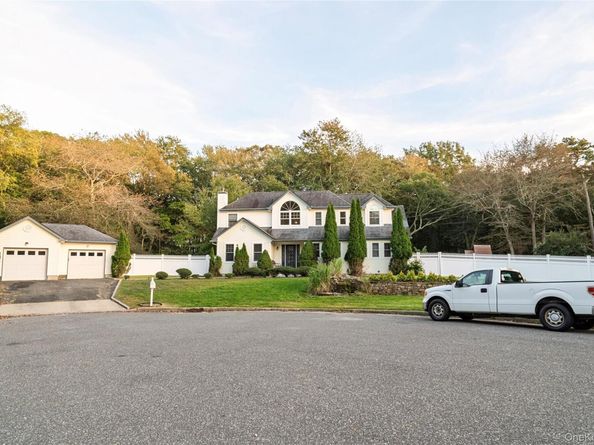 20 Tulip Court, Moriches NY 11955
