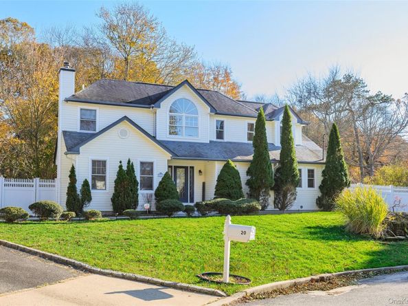 20 Tulip Court, Moriches NY 11955