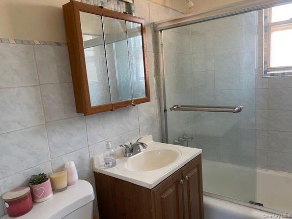 73-24 255th Street H2, Glen Oaks NY 11004