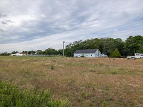 1535 Middle Road, Calverton NY 11933