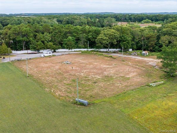 1535 Middle Road, Calverton NY 11933