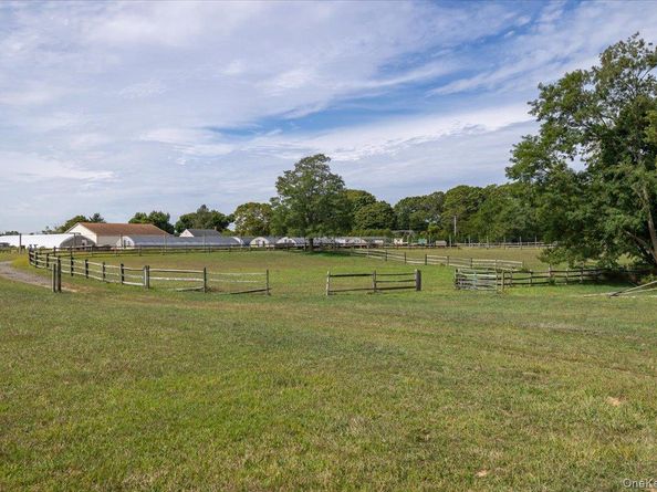 1535 Middle Road, Calverton NY 11933