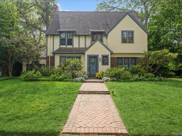 187 Moore Avenue, Freeport NY 11520