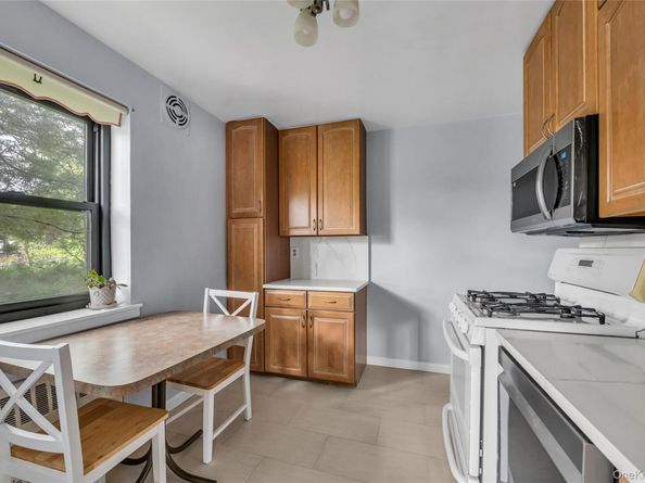 50 Brompton Road 2L, Great Neck NY 11021