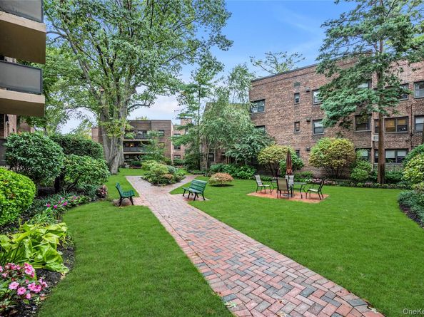 50 Brompton Road 2L, Great Neck NY 11021