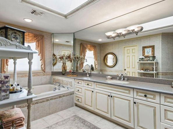77 The Woods, Commack NY 11725