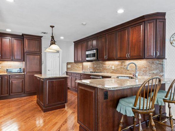 77 The Woods, Commack NY 11725