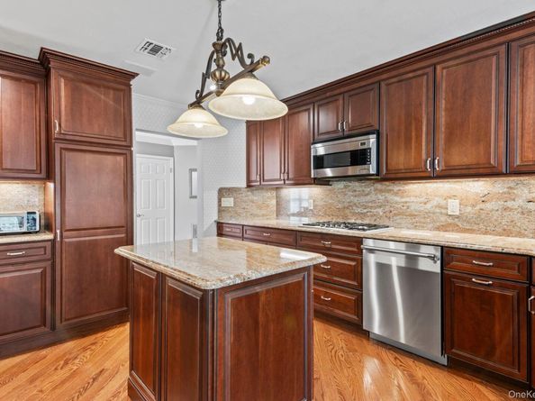 77 The Woods, Commack NY 11725
