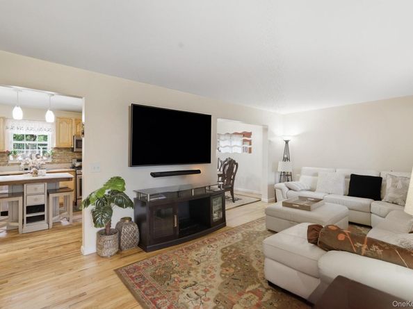 6 13th Street, Selden NY 11784