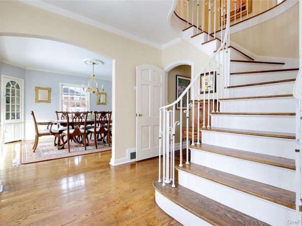 32 Barnard Place, Manhasset NY 11030