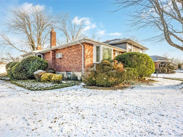 19 Parkdale Drive, Farmingdale NY 11735