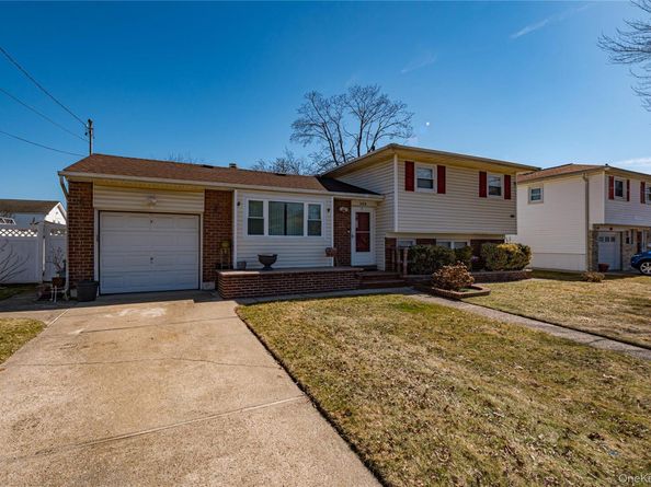 389 Beebe Court, North Babylon NY 11703