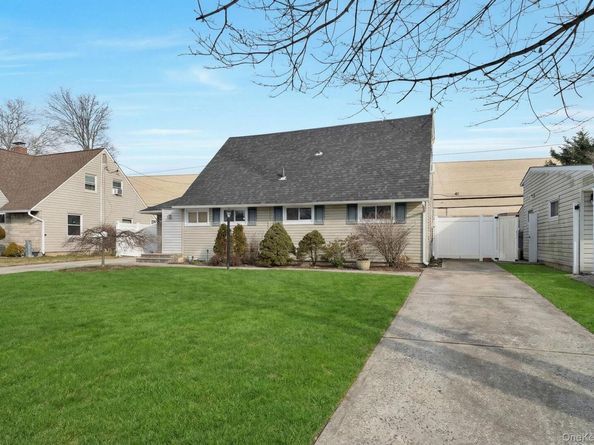 125 Hamlet Road, Levittown NY 11756