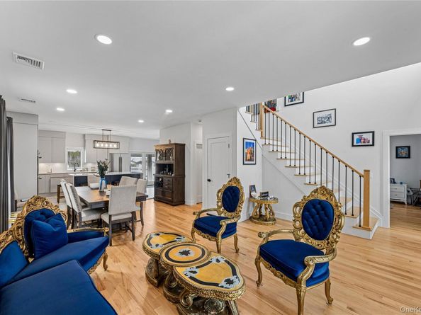 207 Pershing Parkway, Mineola NY 11501