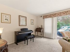 10 Hampton Way, Woodbury NY 11797