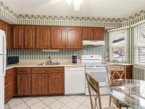 10 Hampton Way, Woodbury NY 11797