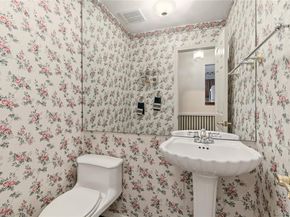 10 Hampton Way, Woodbury NY 11797