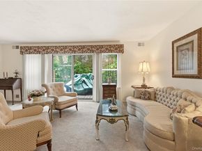 10 Hampton Way, Woodbury NY 11797