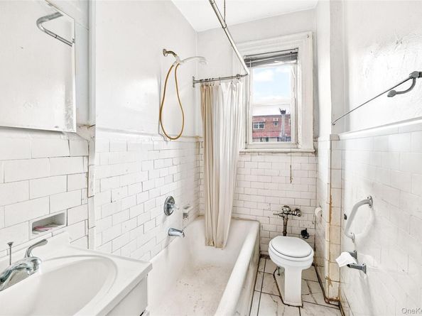 759 E 221st Street, Bronx NY 10467