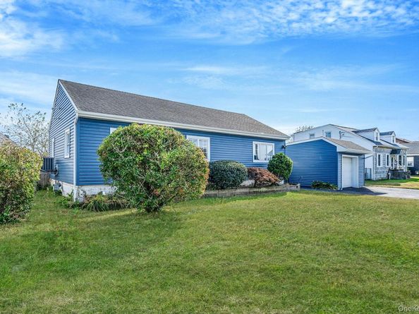 33 E. Seacrest Avenue, Lindenhurst NY 11757