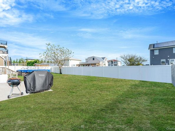 33 E. Seacrest Avenue, Lindenhurst NY 11757