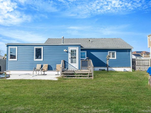 33 E. Seacrest Avenue, Lindenhurst NY 11757