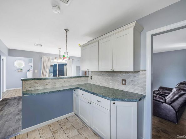 33 E. Seacrest Avenue, Lindenhurst NY 11757