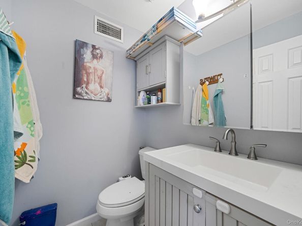 33 E. Seacrest Avenue, Lindenhurst NY 11757