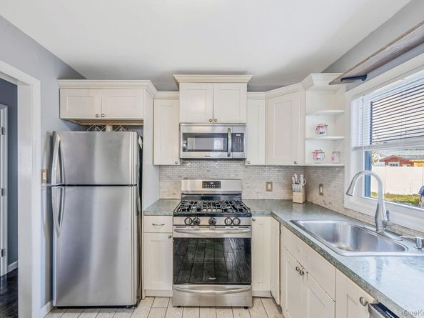 33 E. Seacrest Avenue, Lindenhurst NY 11757