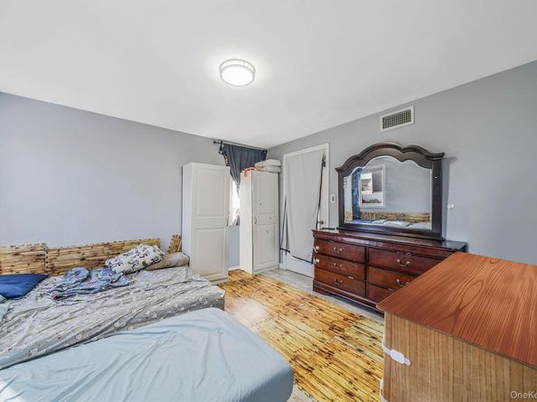 33 E. Seacrest Avenue, Lindenhurst NY 11757
