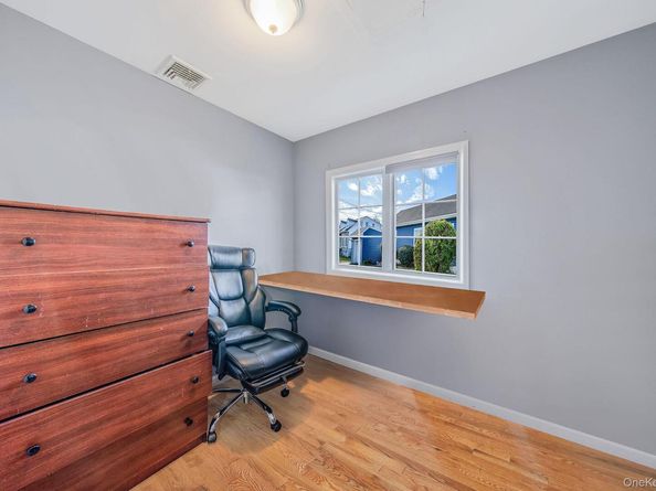 33 E. Seacrest Avenue, Lindenhurst NY 11757