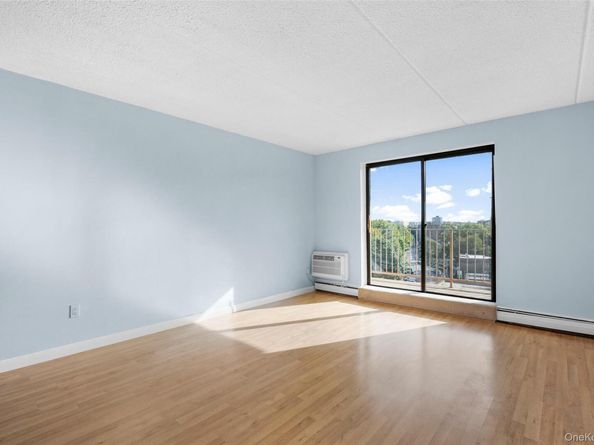 687 Bronx River Road 7C, Yonkers NY 10704