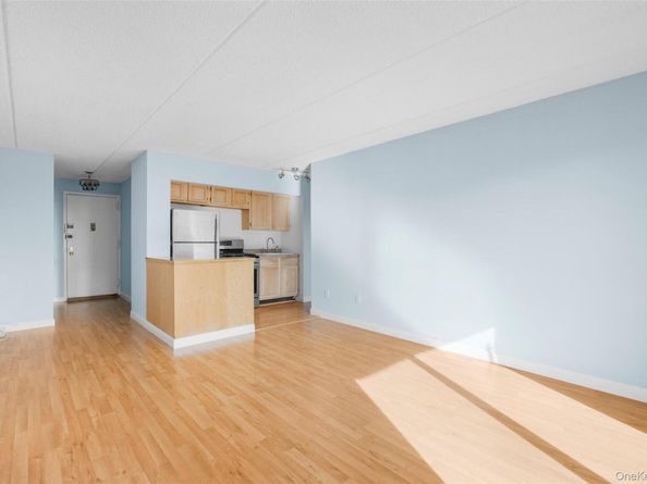 687 Bronx River Road 7C, Yonkers NY 10704